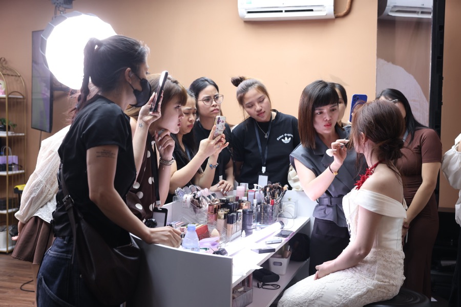 Lớp học thực tế tại LyLiTran Makeup Academy