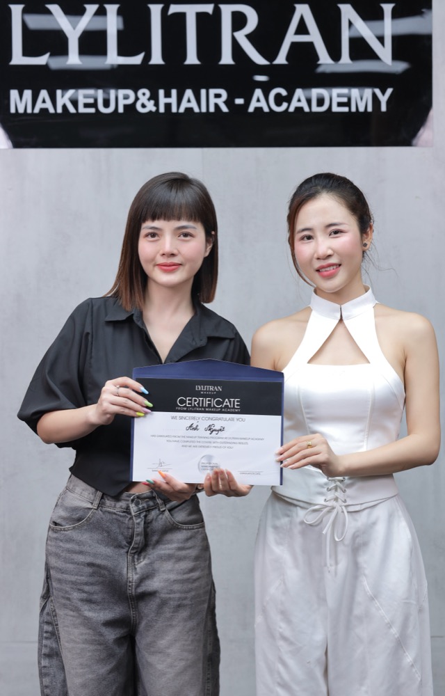 Học viên Anh Nguyệt nhận chứng chỉ cùng LyLiTran