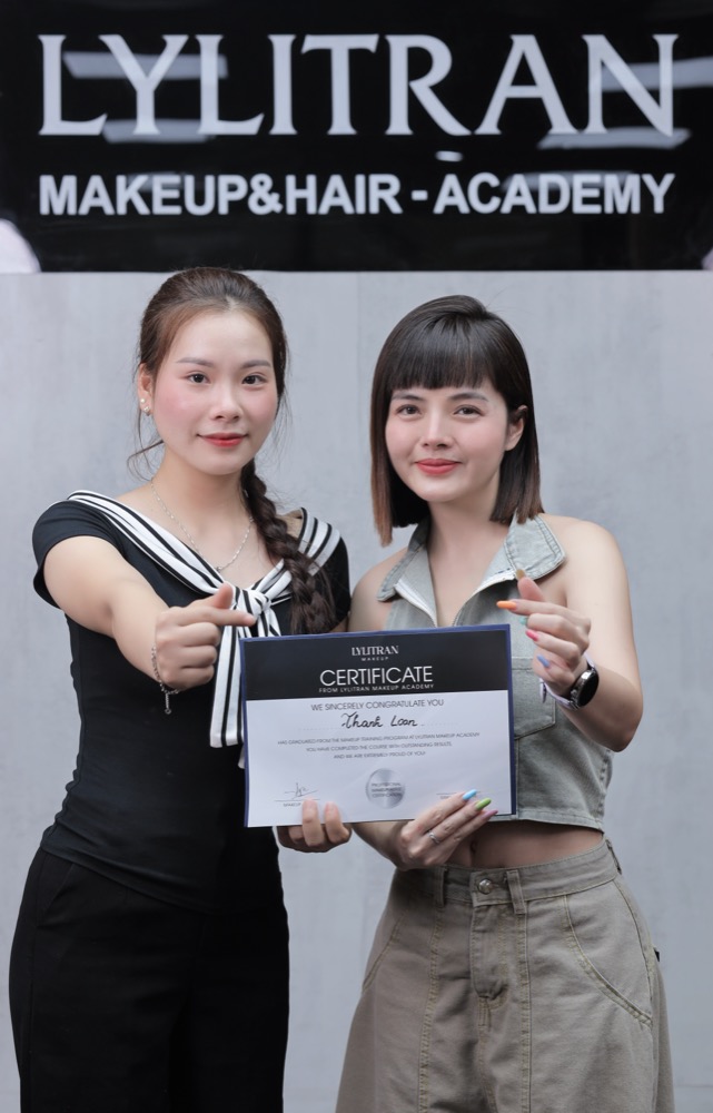 Học viên Thanh Loan nhận chứng chỉ cùng LyLiTran